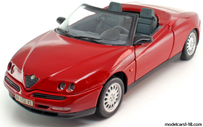 1995 - Alfa Romeo Spider Maisto 1/18 - Передняя левая сторона