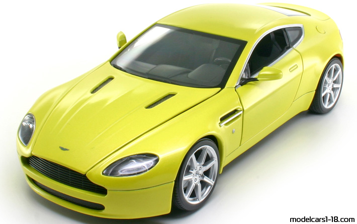 2005 - Aston Martin V8 Vantage Hot Wheels 1/18 - Front left side