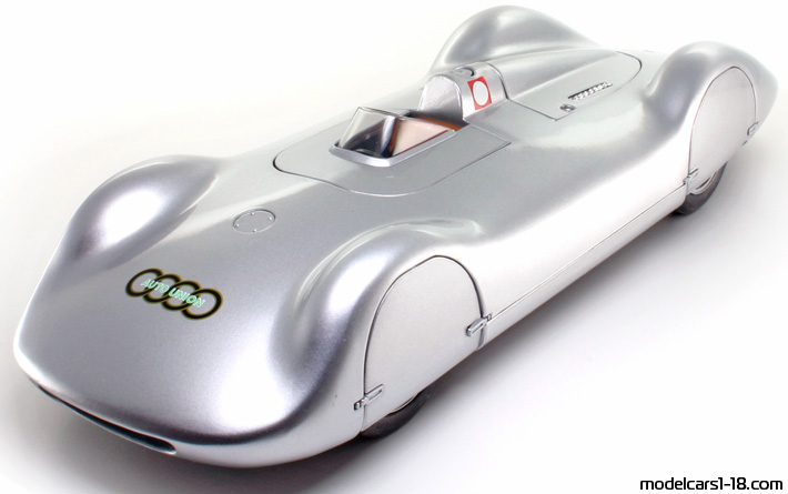 1937 - Auto Union Type C World Record Revell 1/18 - Front left side