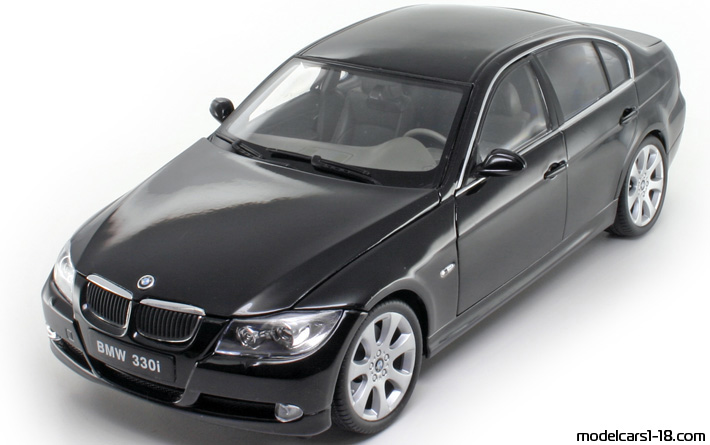 2006 - BMW 330i (E90) Welly 1/18 - Front left side