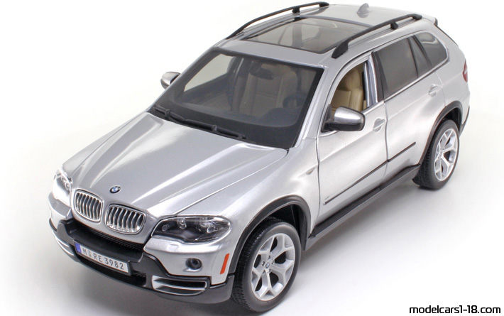 2006 - BMW X5 (E70) Bburago 1/18 - Предна лява страна