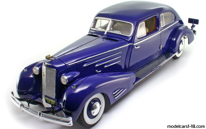 1934 - Cadillac V-16 Aero-Dynamic Coupe (90) Ricko 1/18 - Передняя левая сторона