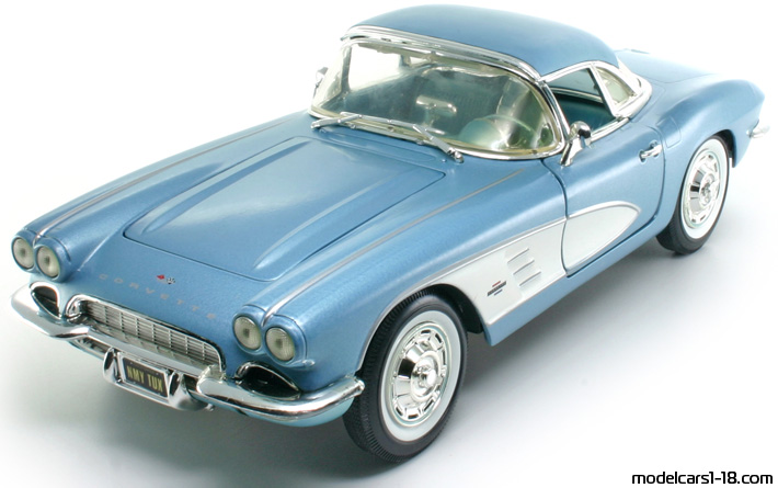 1961 - Chevrolet Corvette C1 ERTL 1/18 - Front left side