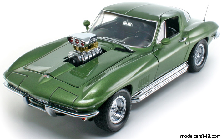 1967 - Chevrolet Corvette Sting Ray C2 Motorbox 1/18 - Front left side