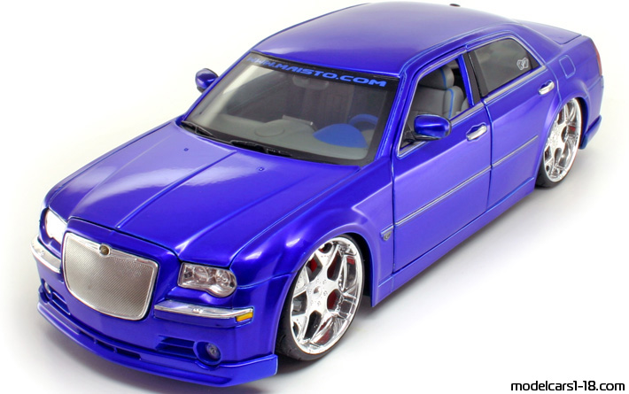 2005 - Chrysler 300C Hemi Maisto 1/18 - Предна лява страна