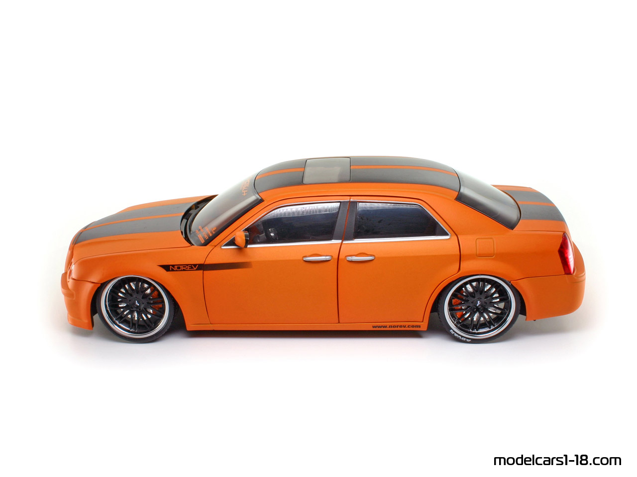 Chrysler 300C Hemi (sedan) 2007 Norev 1/18 - Gallery