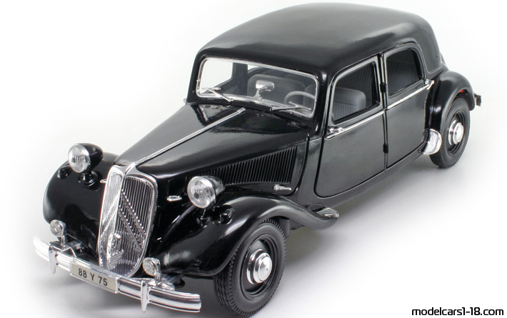 1952 - Citroen 15 CV Maisto 1/18 - Предна лява страна