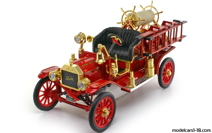 1914 - Ford Model T Fire Engine Signature Models 1/18 - Предна лява страна