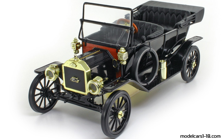 1908 - Ford Model T Universal Hobbies 1/18 - Предна лява страна