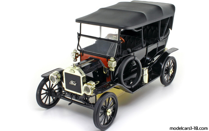 1908 - Ford Model T Universal Hobbies 1/18 - Front left side