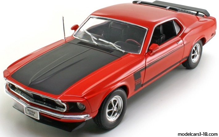 1969 - Ford Mustang Boss 302 Welly 1/18 - Передняя левая сторона