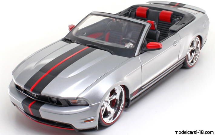 2010 - Ford Mustang GT Maisto 1/18 - Front left side