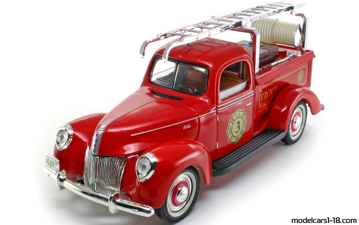 1940 - Ford Pickup Fire Dept Truck Golden Wheel Diecast 1/20 - Front left side