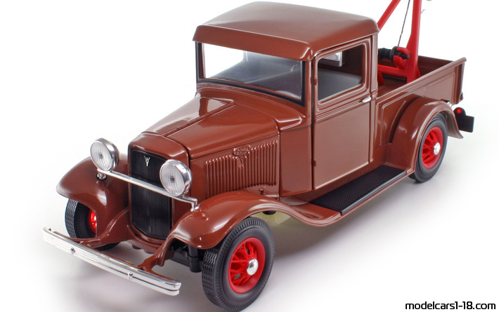 1934 - Ford Pickup (Model BB) Road Legends 1/18 - Front left side