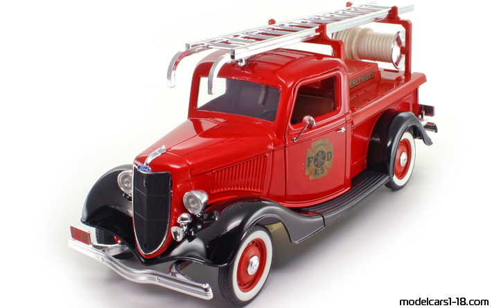 1936 - Ford V8 Fire Dept Truck Solido 1/19 - Предна лява страна
