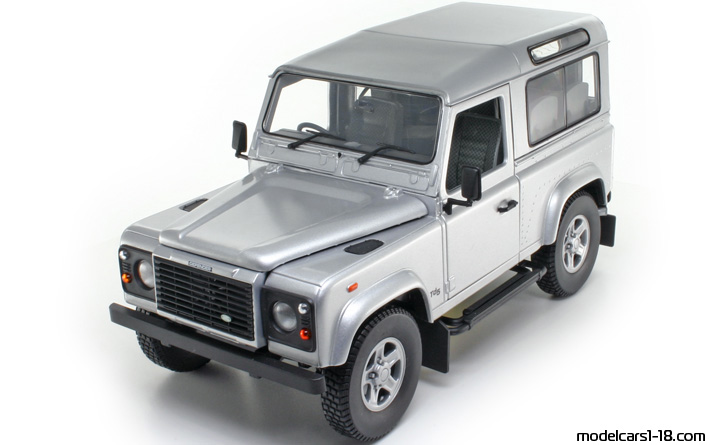 2000 - Land Rover Defender 90 Universal Hobbies 1/18 - Передняя левая сторона