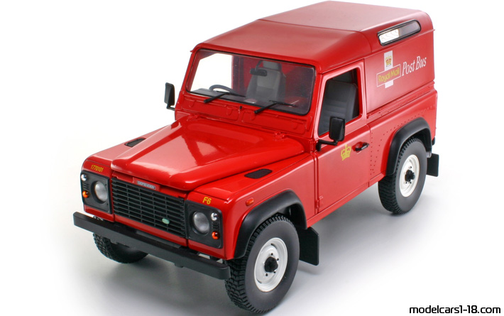 2000 - Land Rover Defender 90 Universal Hobbies 1/18 - Предна лява страна