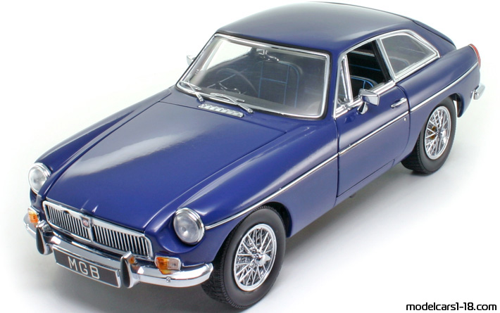 1969 - MG MGB GT MkII Universal Hobbies 1/18 - Front left side