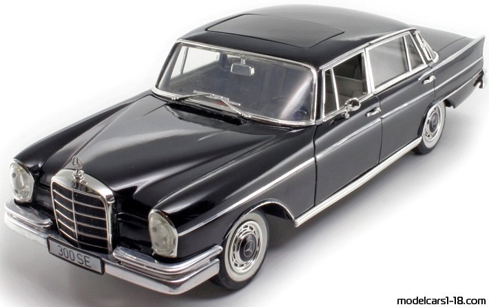 1959 - Mercedes 300 SE (W111) Revell 1/18 - Front left side