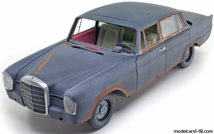 1959 - Mercedes 300 SE (W112) Barn Find Revell 1/18 - Предна лява страна