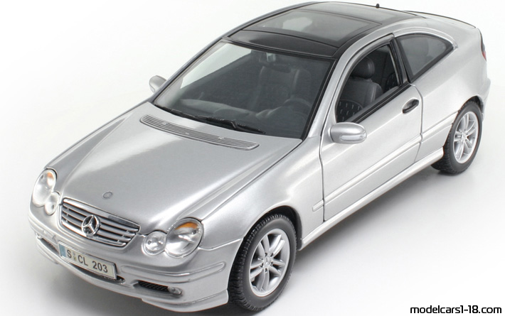 2001 - Mercedes C 200 Sportcoupe (CL203) Maisto 1/18 - Front left side