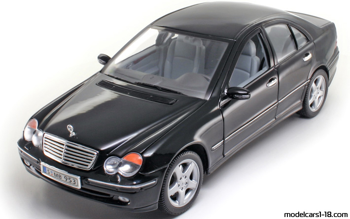 2000 - Mercedes C 320 (W203) Welly 1/18 - Front left side