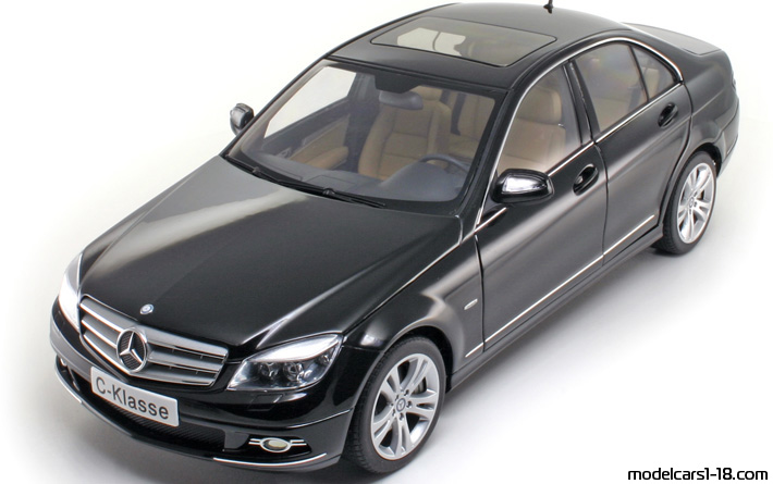 2007 - Mercedes C (W204) AutoArt 1/18 - Предна лява страна