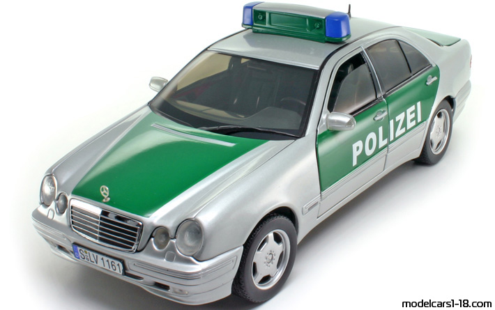 2001 - Mercedes E 320 (W210) Police Sun Star 1/18 - Vorne linke Seite