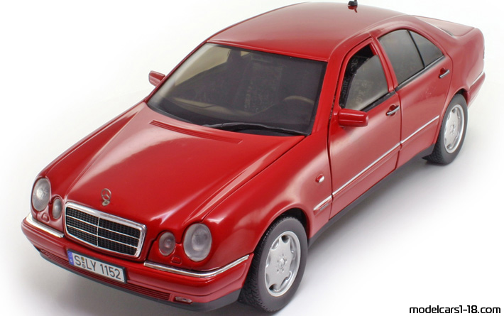 1998 - Mercedes E 320 (W210) Chrono 1/18 - Предна лява страна