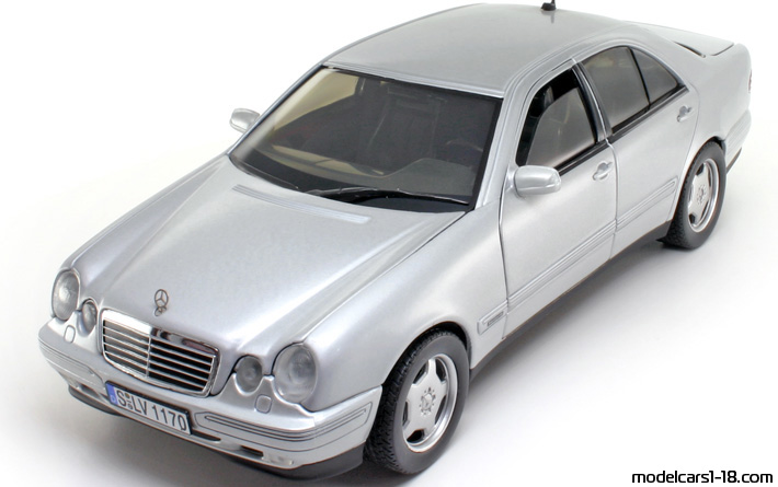 2001 - Mercedes E 320 (W210) Sun Star 1/18 - Предна лява страна