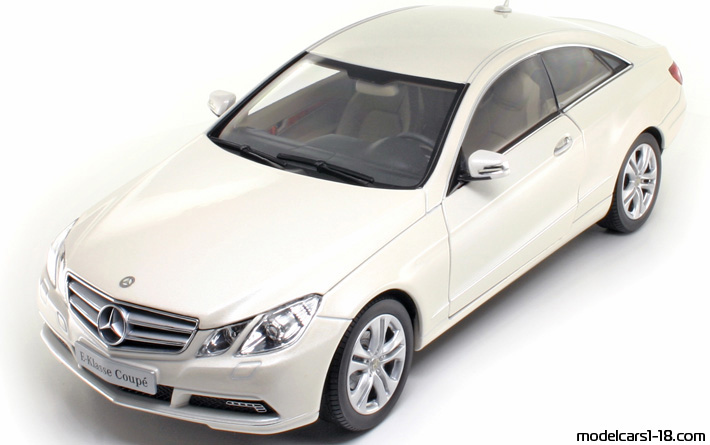 2010 - Mercedes E 350 Coupe (C207) Norev 1/18 - Предна лява страна