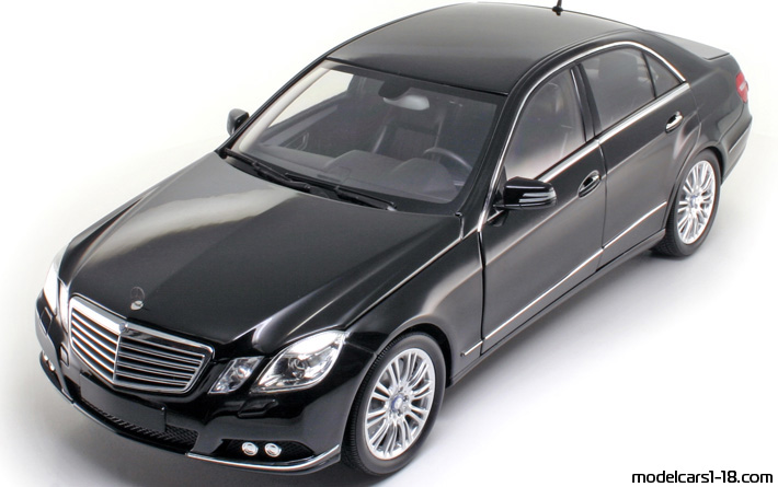 2009 - Mercedes E (W212) Minichamps 1/18 - Front left side