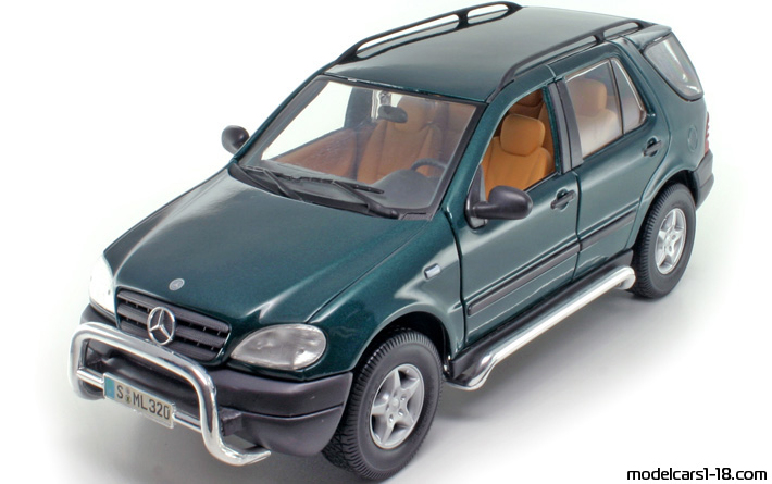 1997 - Mercedes ML 320 (W163) Maisto 1/18 - Front left side