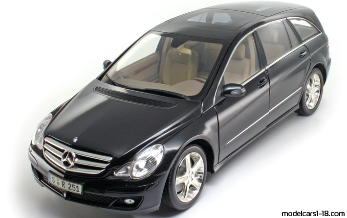 2005 - Mercedes R 350 (W251 I) Minichamps 1/18 - Предна лява страна