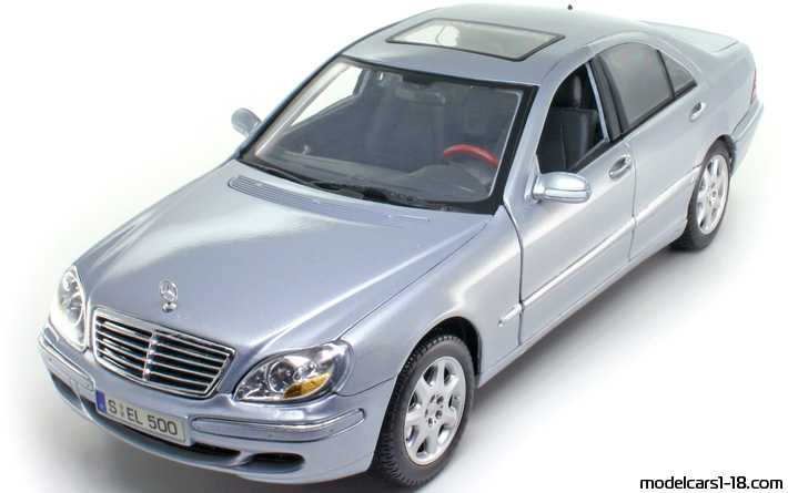 2000 - Mercedes S 500 (W220) Maisto 1/18 - Front left side
