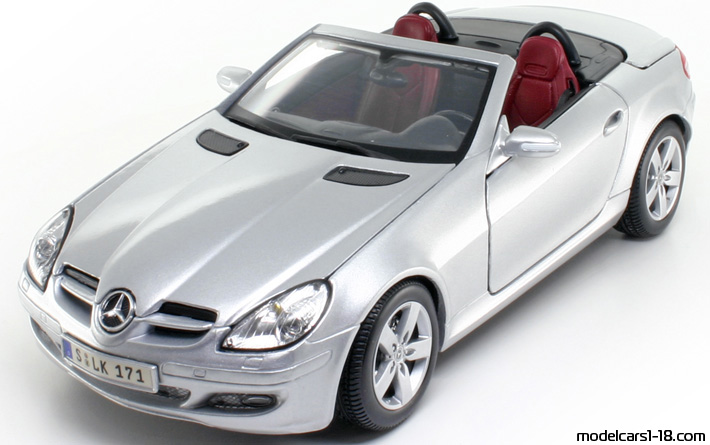 2005 - Mercedes SLK 350 (R171) Maisto 1/18 - Предна лява страна