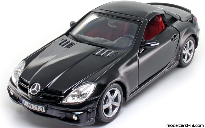 2005 - Mercedes SLK 55 AMG (R171) Mondo Motors 1/18 - Vorne linke Seite