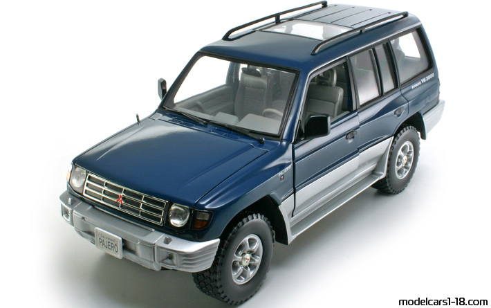 1998 - Mitsubishi Pajero LWB Sun Star 1/18 - Front left side