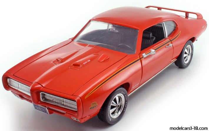 1969 - Pontiac GTO ERTL 1/18 - Предна лява страна