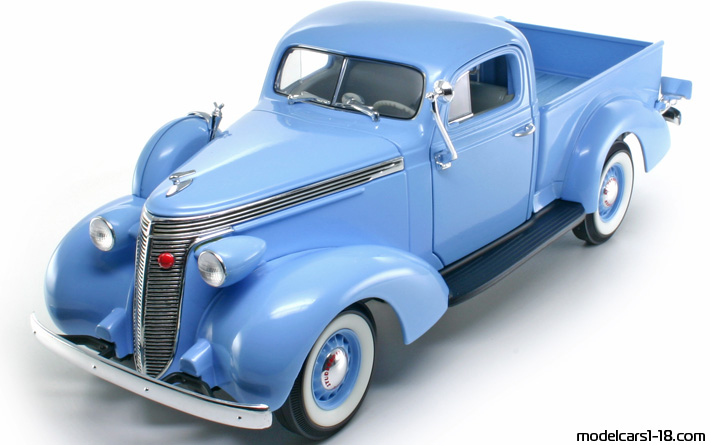 1937 - Studebaker Coupe Express Pick Up Road Signature 1/18 - Предна лява страна