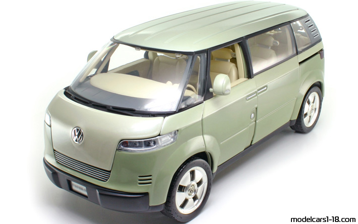 2002 - Volkswagen Microbus Concept Revell 1/18 - Передняя левая сторона