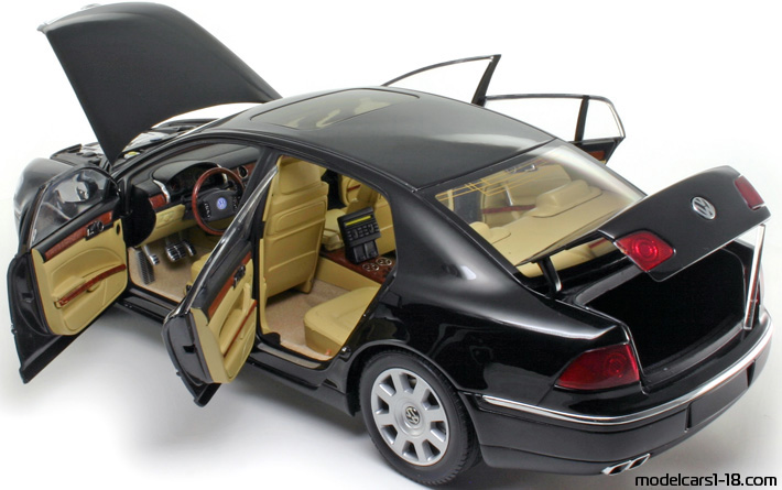 Volkswagen Phaeton W12 (sedan) 2002 AutoArt 1/18 - Details