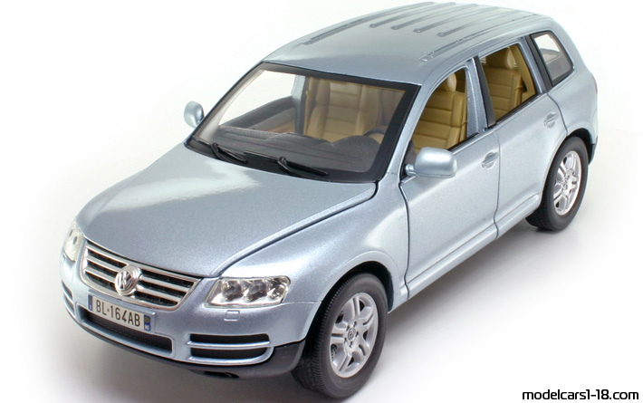 2002 - Volkswagen Touareg V10 TDI Bburago 1/18 - Передняя левая сторона