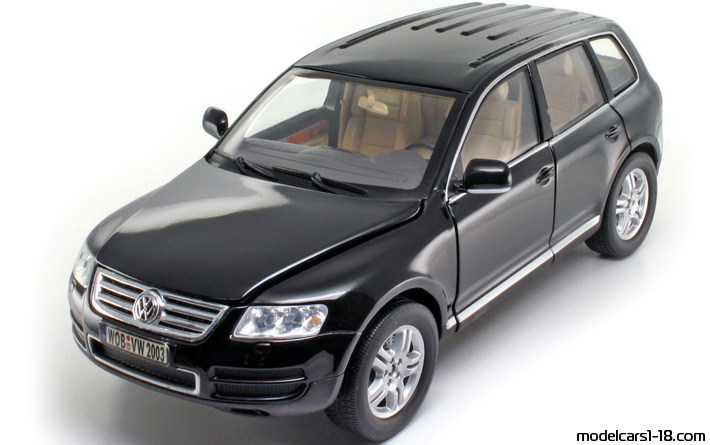 2002 - Volkswagen Touareg V10 TDI Bburago 1/18 - Предна лява страна