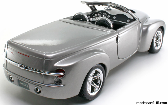 maisto 2000 chevrolet ssr concept