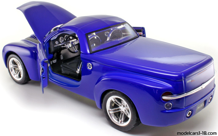 maisto 2000 chevrolet ssr concept