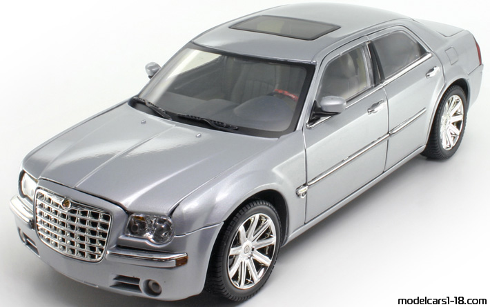 Chrysler 300C Hemi (sedan) 2005 Motor Max 1/18 - Details